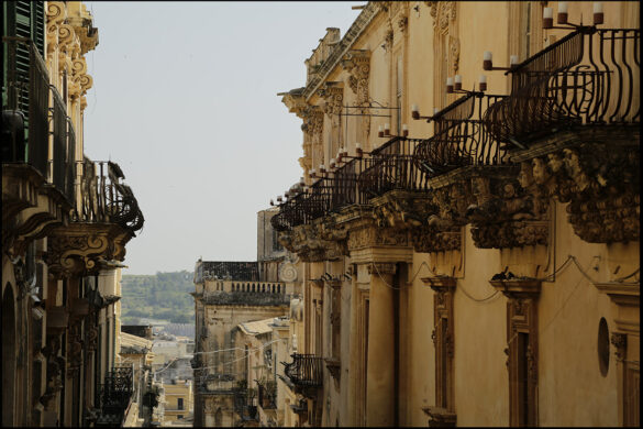 BALCONI DI NOTO IN VIA NICOLACI