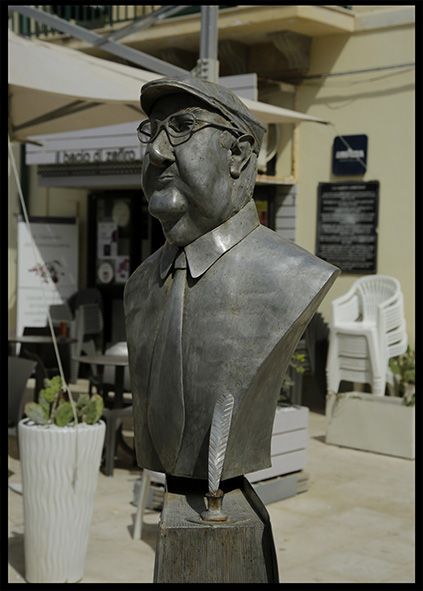 Statua di Andrea Camilleri a Punta Secca